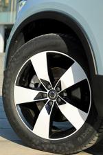 Volvo XC40 D4 Momentum 2017 года (WW)